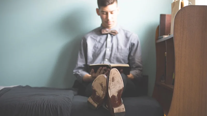 Między fikcją a rzeczywistością: Rola literatury w kształtowaniu tożsamości