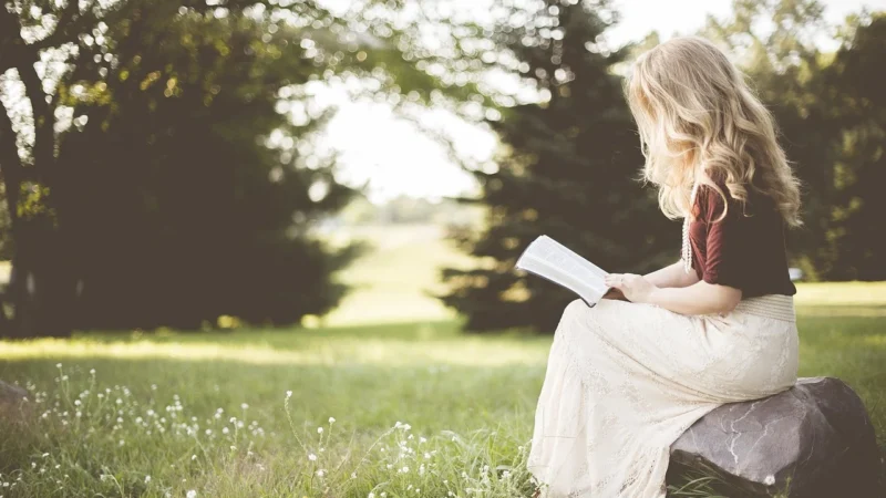 Między słowem a emocją: Sztuka narracji we współczesnej prozie